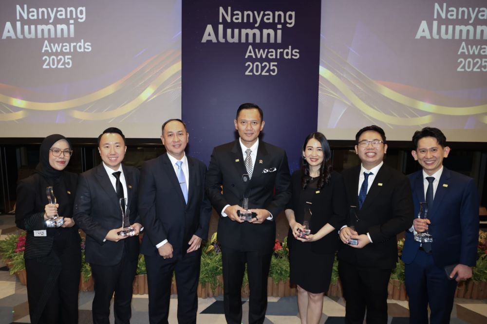 Menteri Koordinator Bidang Infrastruktur dan Pembangunan Kewilayahan, Agus Harimurti Yudhoyono (AHY), dianugerahi Nanyang Distinguished Alumni Award 2025, penghargaan tertinggi bagi alumni Nanyang Technological University (NTU) Singapura, pada Jumat (21/11/2025)/ist