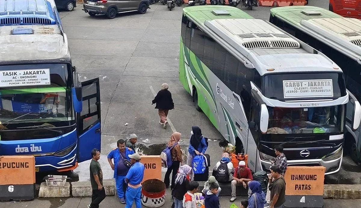 Arsip Foto - Pemudik menunggu bus di Terminal Kampung Rambutan, Jakarta, Jumat 28 Maret 2025. ANTARA/Nadia Putri Rahmani/aa. <b>(Antara)</b>