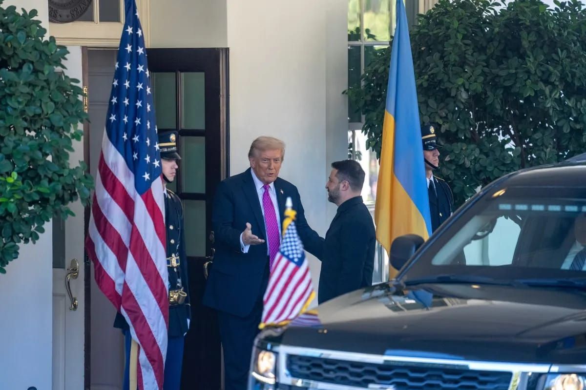 Presiden AS Donald Trump menyambut Presiden Ukraina Volodymyr Zelensky di Gedung Putih di Washington, D.C., Amerika Serikat, pada 17 Oktober 2025. ANTARA/Xinhua/Hu Yousong <b>(Antara)</b>
