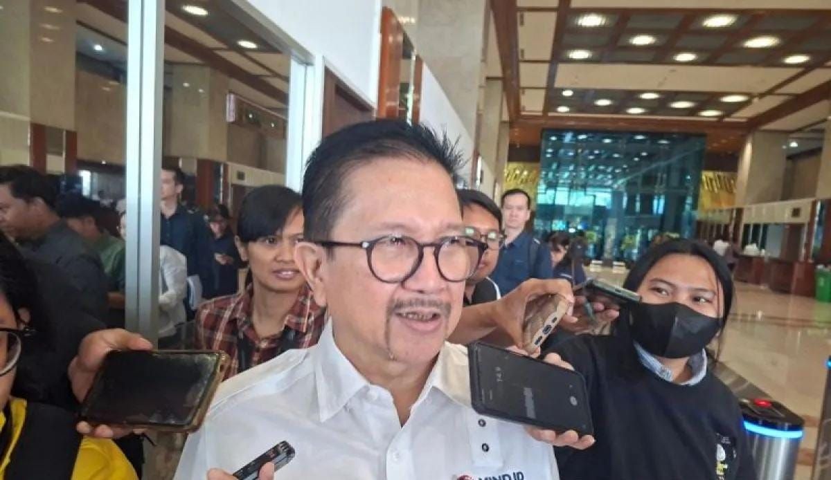 Presiden Direktur PT Freeport Indonesia Tony Wenas menjawab pertanyaan dari awak media setelah menghadiri Rapat Dengar Pendapat dengan Komisi VI DPR RI di Jakarta, Senin 24 November 2025. (ANTARA/Aji Cakti) <b>(Antara)</b>