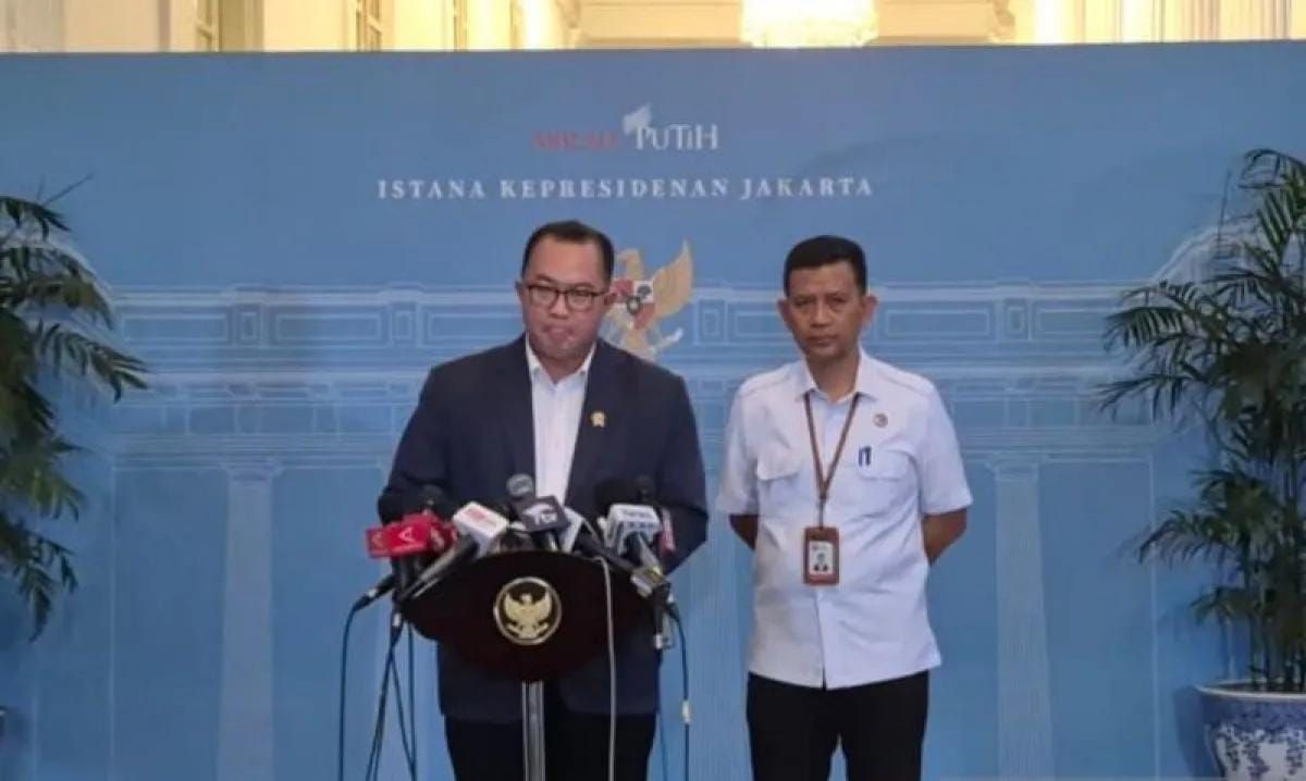 Kepala Badan Riset dan Inovasi (BRIN) Arif Satria ditemui usai rapat terbatas bersama Presiden RI Prabowo Subianto di Kompleks Istana Kepresidenan, Jakarta, Senin 24 November 2025. (ANTARA/Suci Nurhaliza) <b>(Antara)</b>