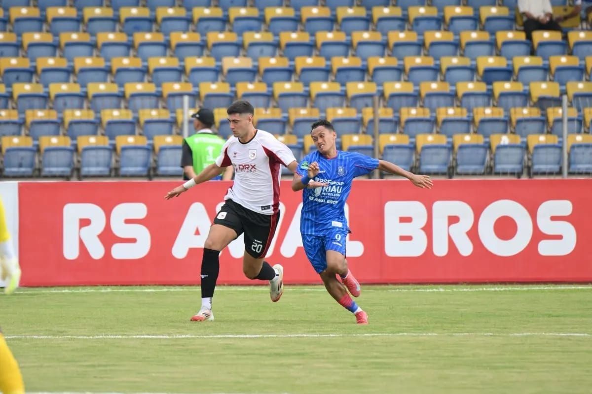 Pemain PSPS Pekanbaru dan Garudayaksa berebut bola dalam pertandingan di Stadion Kaharuddin Nasution, Pekanbaru. ANTARA/Bayu Agustari Adha <b>(Antara)</b>