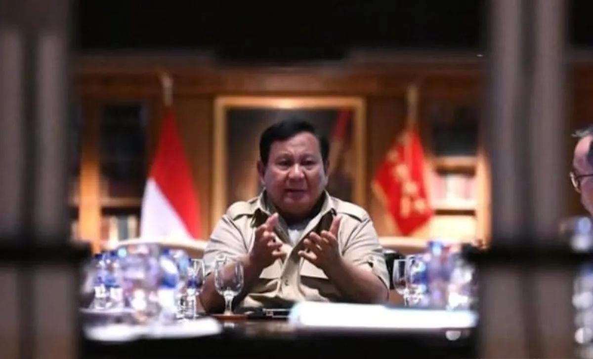 Presiden Prabowo Subianto dan jajaran menteri menggelar rapat di Hambalang, Bogor, Jawa Barat, Minggu 23 Novemer 2025 ANTARA/HO- BPMI Setpres. <b>(Antara)</b>