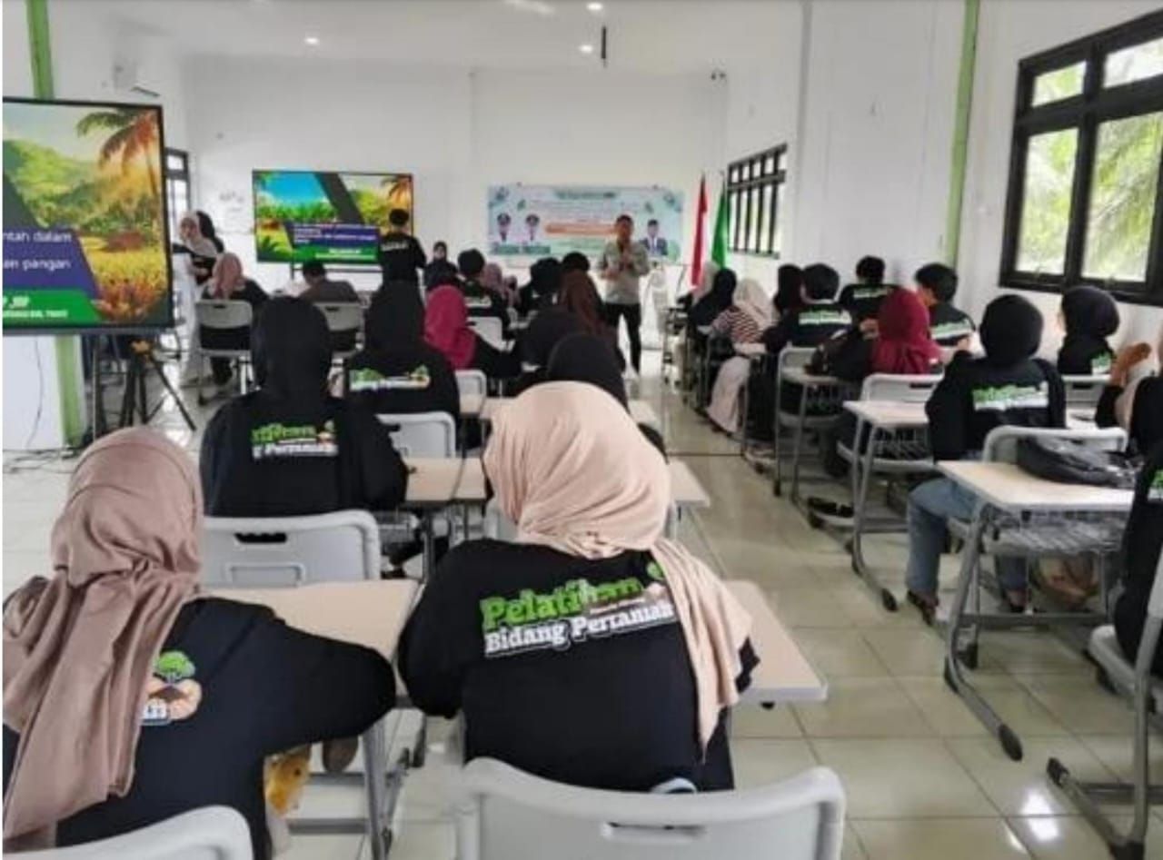 (Pelatihan Pemuda Milenial Bidang Pertanian dengan Tema Regenerasi Petani Muda dan Teknologi Hidroponik Aksi Nyata Ketahanan Pangan di Kabupaten Paser) 