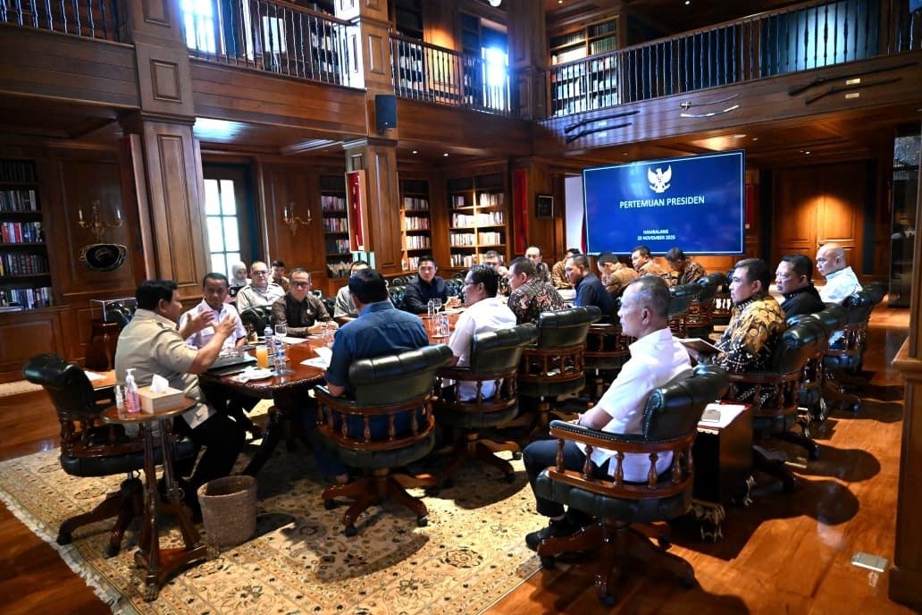 Presiden Republik Indonesia Prabowo Subianto memanggil sejumlah anggota Kabinet Merah Putih ke kediaman pribadinya di Hambalang, Bogor <b>(Sekretariat Presiden)</b>