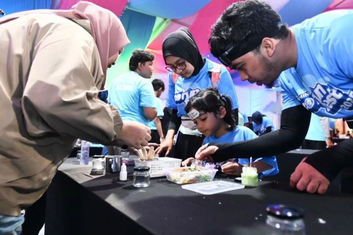 Peserta Eco RunFest mengikuti kegiatan ecoworkshop by Waste4Change saat kegiatan Eco RunFest 2025 yang diselenggarakan di Parkir Timur Senayan, Gelora Bung Karno, Jakarta pada Minggu, 23 November 2025. <b>(Antara)</b>