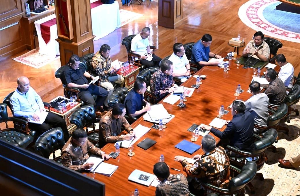 Presiden Republik Indonesia Prabowo Subianto memanggil sejumlah anggota Kabinet Merah Putih ke kediaman pribadinya di Hambalang, Bogor <b>(Sekretariat Presiden)</b>