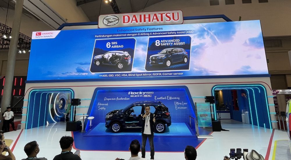 Eksplorasi Rocky e-SMART Hybrid dengan unit exhibit sebagai sarana edukasi di booth Daihatsu GJAW 2025. (Foto: Istimewa)