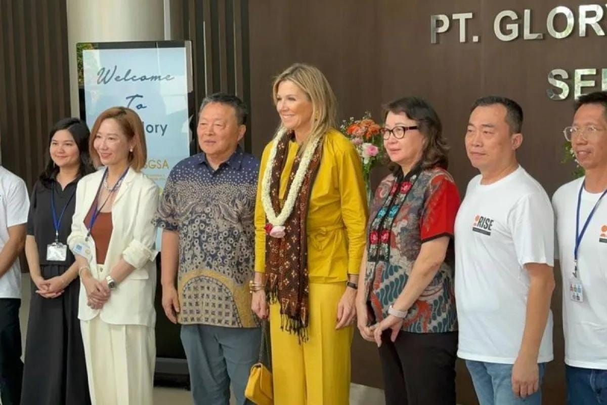 Ratu Maxima Zorreguieta Cerruti (baju kuning( dari Kerajaan Belanda saat mengunjungi salah satu pabrik garmen di Kabupaten Sragen, Jawa Tengah, Selasa 25 November 2025 (HO-Istimewa) <b>(Antara)</b>