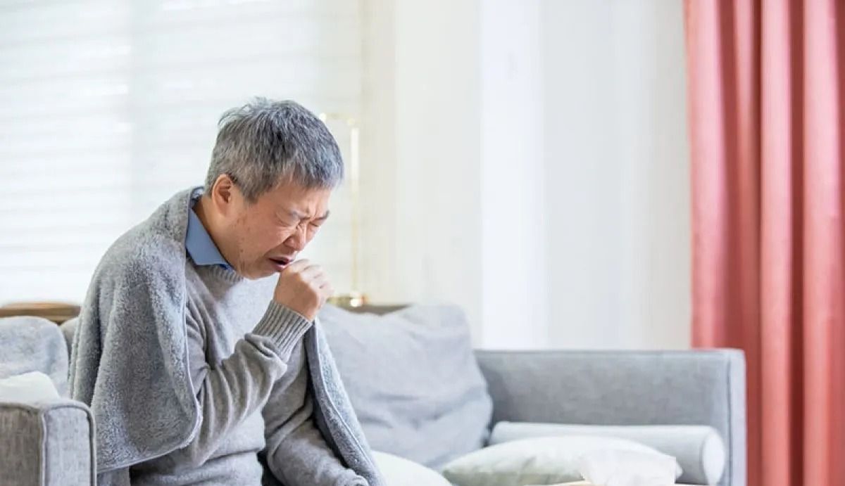 Ilustrasi - Seorang pria menderita batuk. ANTARA/Shutterstock/pri.  <b>(Antara)</b>