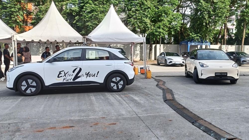 Pengunjung sedang mencoba Geely EX2 di area test drive GJAW 2025. (Foto: Adiantoro/NTV) 