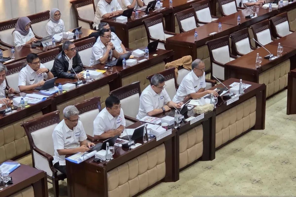 Direktur Jenderal Bea dan Cukai Kemenkeu Djaka Budi Utama dan Direktur Jenderal Anggaran Kemenkeu Luky Alfirman menghadiri rapat dengar pendapat bersama Komisi XI DPR RI di Jakarta, Senin 24 November 2025 (ANTARA/Bayu Saputra) <b>(Antara)</b>