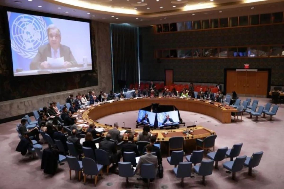 Arsip - Sekretaris Jenderal PBB Antonio Guterres (tampak di layar) berbicara melalui tautan video pada debat terbuka Dewan Keamanan tentang masa depan PBB di Markas Besar PBB di New York, 24 Oktober 2025. (ANTARA/Xinhua/Xie E.) <b>(Antara)</b>