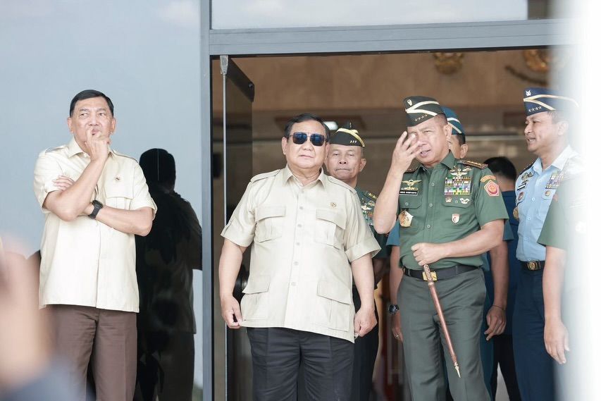  Panglima TNI Jenderal TNI Agus Subiyanto bersama Menhan RI Sjafrie Sjamsoeddin mendampingi Presiden RI Prabowo Subianto dalam Rapat Evaluasi Percepatan Pembangunan Koperasi Desa/Kelurahan Merah Putih (KDKMP) yang digelar secara virtual dengan jajaran TNI serta pemerintah daerah di seluruh Indonesia yang berlangsung di Mabes TNI, Cilangkap, Jakarta Timur, Selasa (25/11/2025).  Rapat tersebut menjadi momentum konsolidasi antara pemerintah pusat, pemerintah daerah, dan TNI untuk menilai perkembangan pembangunan KDKMP di berbagai wilayah. Melalui peninjauan menyeluruh ini, pemerintah mendorong percepatan penyediaan fasilitas koperasi yang berfungsi sebagai pusat distribusi kebutuhan dasar, penggerak ekonomi lokal, dan sarana pemerataan layanan bagi desa maupun kelurahan.  Presiden Prabowo menekankan bahwa sinergi pemerintah, TNI, dan pemda menjadi faktor utama agar Koperasi Merah Putih dapat berjalan profesional dan memberikan manfaat nyata bagi masyarakat. Pemerintah menargetkan KDKMP menjadi pilar baru ekonomi berbasis rakyat yang memperkuat kesejahteraan serta ketahanan nasional dalam jangka panjang. <b>(Foto : BPMI Setpres)</b>