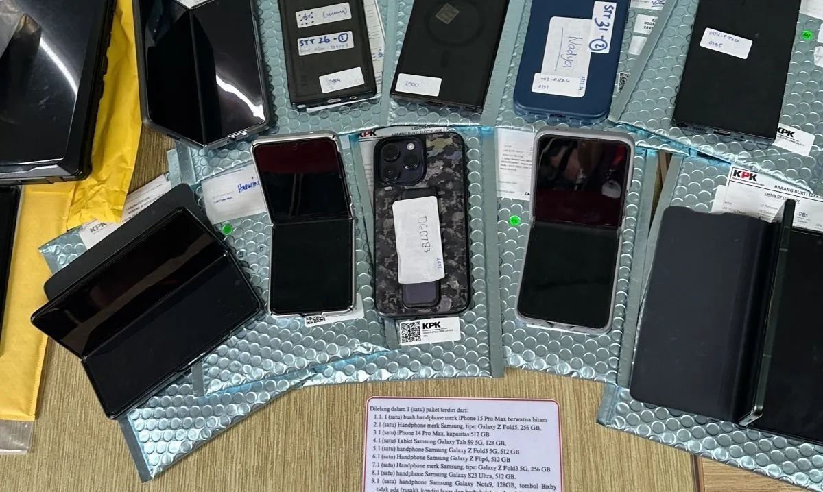 Sebagian barang sitaan yang dilelang Komisi Pemberantasan Korupsi selama 10 November-9 Desember 2025 dalam rangka Hari Antikorupsi Sedunia, dan ditampilkan di Rumah Penyimpanan Benda Sitaan Negara (Rupbasan) KPK, Jakarta, Rabu, 26 November 2025. (ANT <b>(Antara)</b>