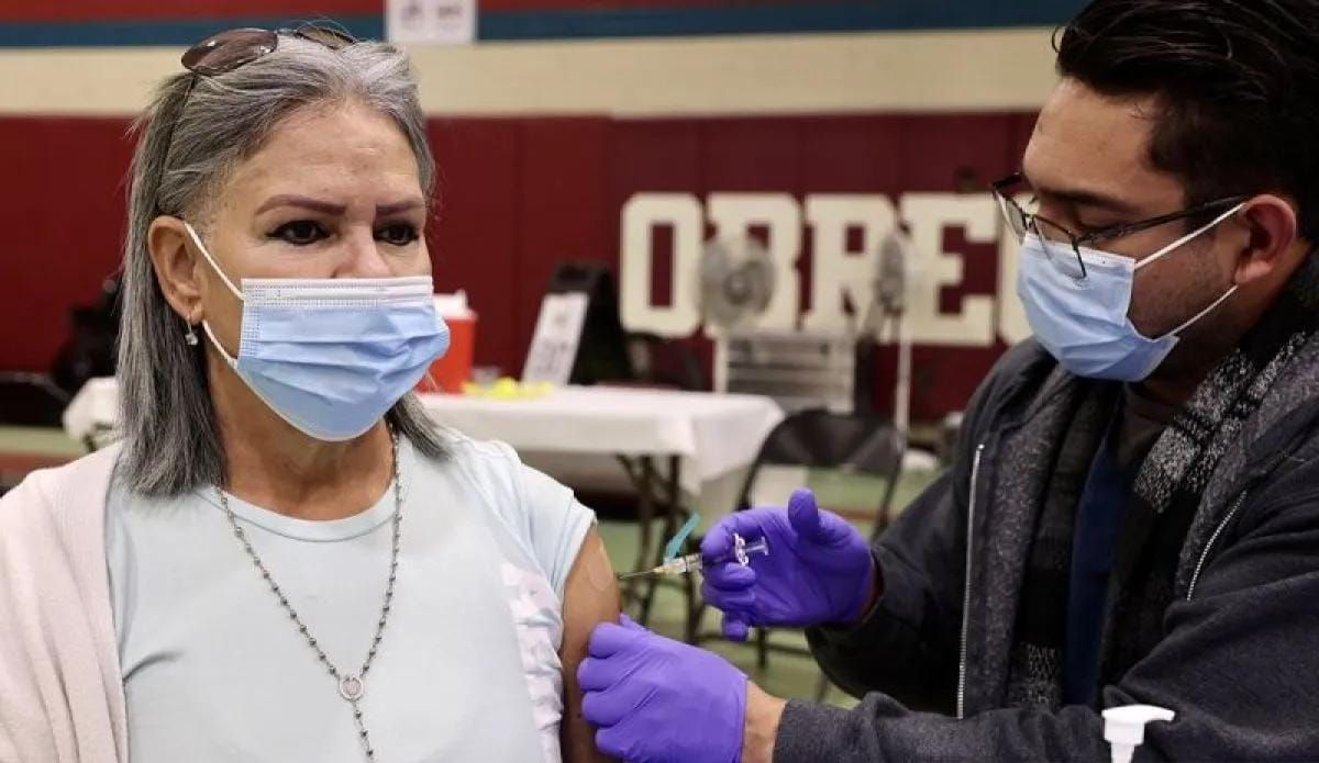 Arsip foto - Seorang tenaga kesehatan memberikan suntikan vaksin flu kepada seorang warga lokal di Los Angeles, Amerika Serikat, Sabtu 17 Desember 2022. ANTARA/Xinhua/str/aa. <b>(Antara)</b>