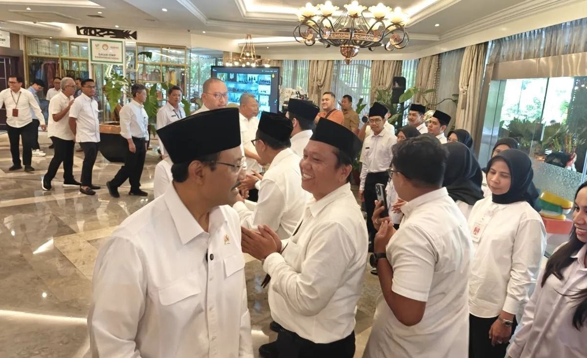 Menteri Sosial Saifullah Yusuf beserta jajaran pimpinan Kementerian Sosial lainnya bersalaman dan memberikan ucapan selamat kepada sejumlah guru Sekolah Rakyat berstatus Pegawai Pemerintah dengan Perjanjian Kerja (PPPK) yang baru dilantik di Kantor K <b>(Antara)</b>