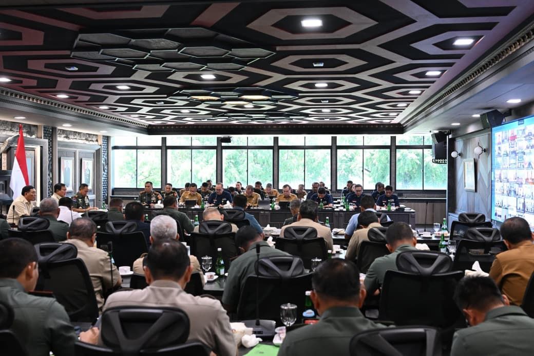 Panglima TNI Jenderal TNI Agus Subiyanto bersama Menhan RI Sjafrie Sjamsoeddin mendampingi Presiden RI Prabowo Subianto dalam Rapat Evaluasi Percepatan Pembangunan Koperasi Desa/Kelurahan Merah Putih (KDKMP) yang digelar secara virtual dengan jajaran TNI serta pemerintah daerah di seluruh Indonesia yang berlangsung di Mabes TNI, Cilangkap, Jakarta Timur, Selasa (25/11/2025). <b>(Foto : BPMI Setpres)</b>