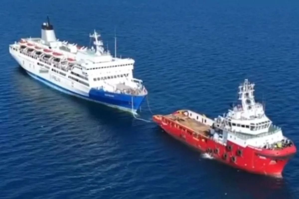 Ilustrasi - Kapal AHTS Transko Moloko milik PT Pertamina Trans Kontinental (PTK), anak usaha PT Pertamina International Shipping (PIS), mengawal kapal penumpang legendaris milik PT Pelni, KMP Umsini, dari Makassar menuju galangan PT PAL Indonesia, di <b>(Antara)</b>