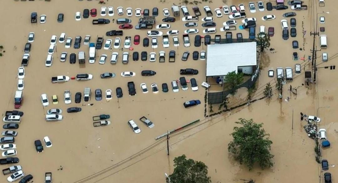 Sebuah tampilan drone menunjukkan puluhan kendaraan setidaknya sebagian terendam di tempat&nbsp;parkir&nbsp;Hat&nbsp;Yai <b>(BBC)</b>