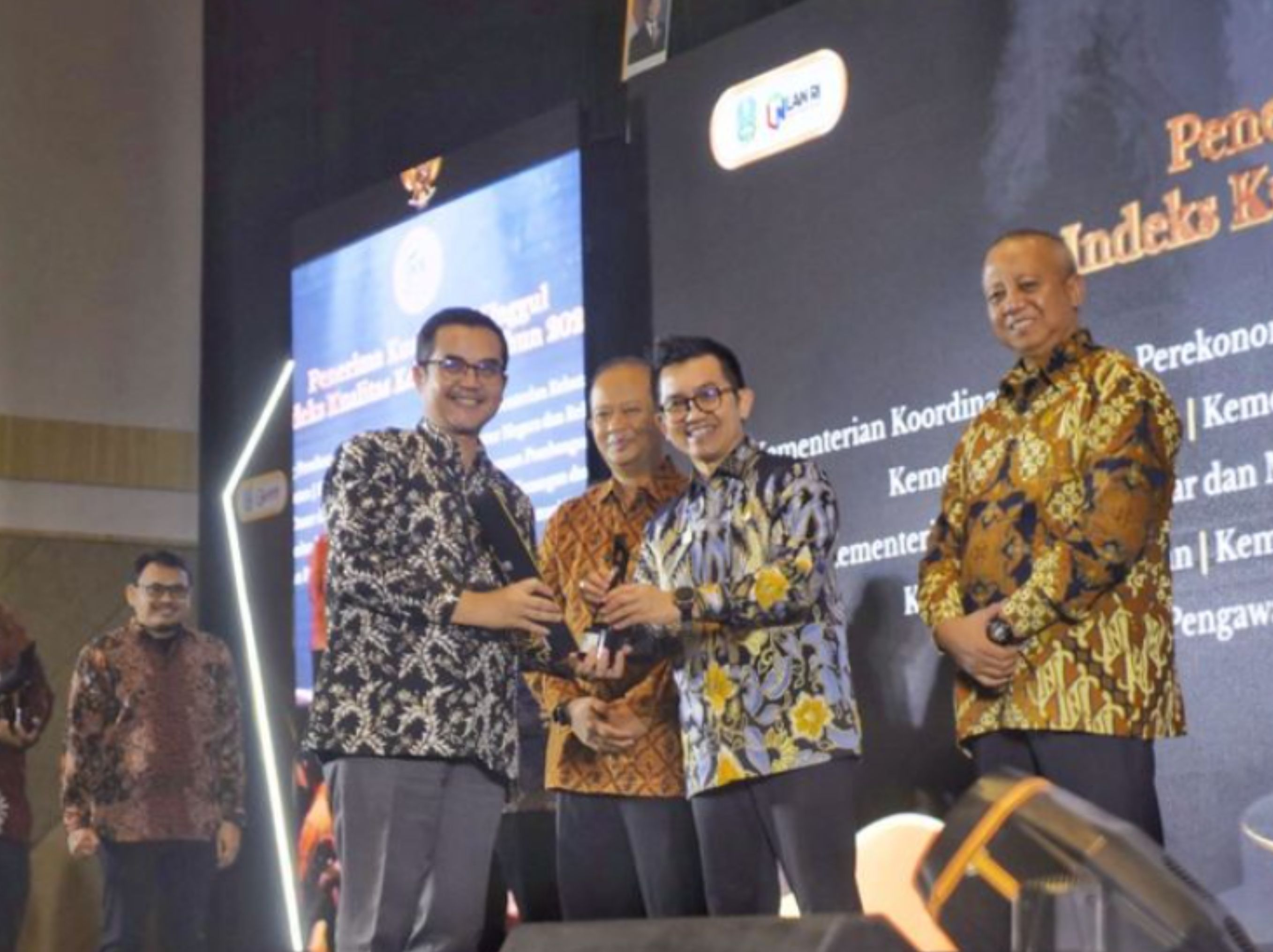 Kementerian Kehutanan Raih Penghargaan IKK Awards atas Pengelolaan Kebijakan yang Unggul <b>(website kemenhut)</b>