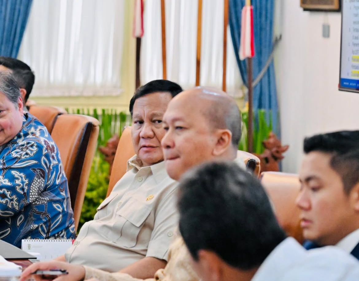 Prabowo rapat bersama anggota Kabinet Merah Putih di Istana Merdeka <b>(Instagram Sekretariat Kabinet)</b>