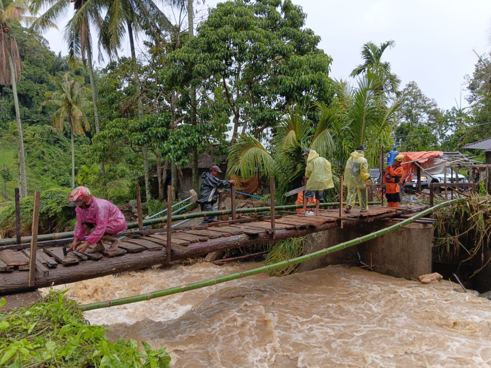 DMC Dompet Dhuafa Salurkan Bantuan Cepat untuk Ratusan Penyintas Banjir di Padang Pariaman dan Solok <b>(Dompet Dhuafa)</b>