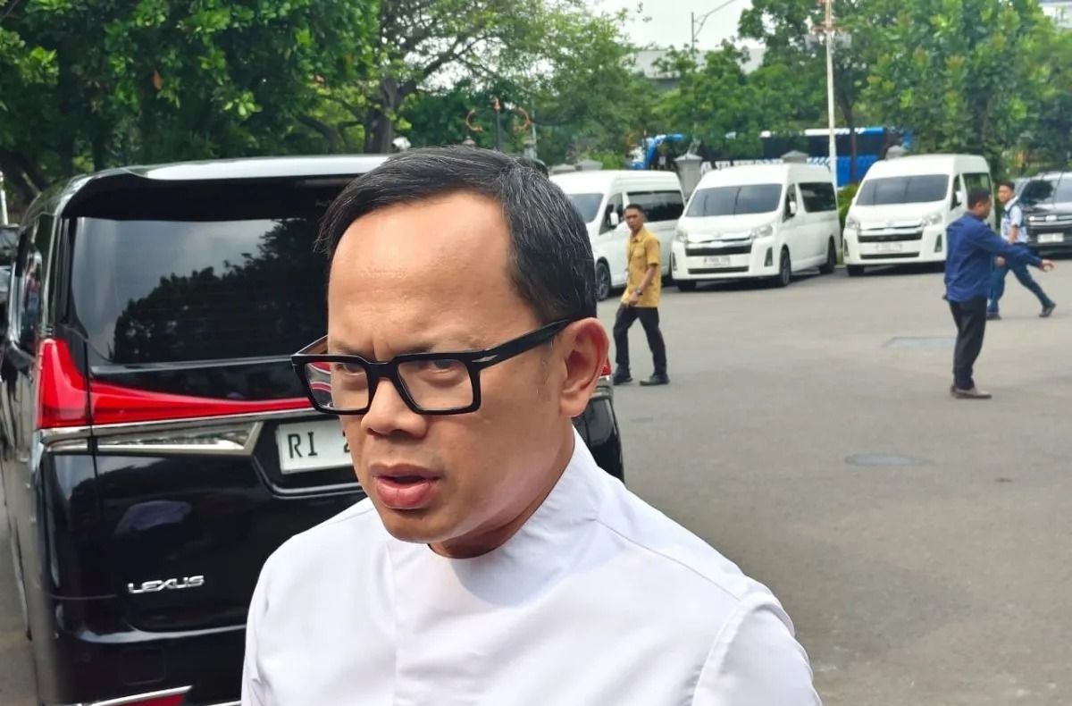 Wakil Menteri Dalam Negeri Bima Arya menyampaikan keterangan di kompleks Istana Kepresidenan, Jakarta, menjelang rapat terbatas bersama Presiden RI Prabowo Subianto, Kamis, 27 November 2025. (ANTARA/Fathur Rochman) <b>(Antara)</b>