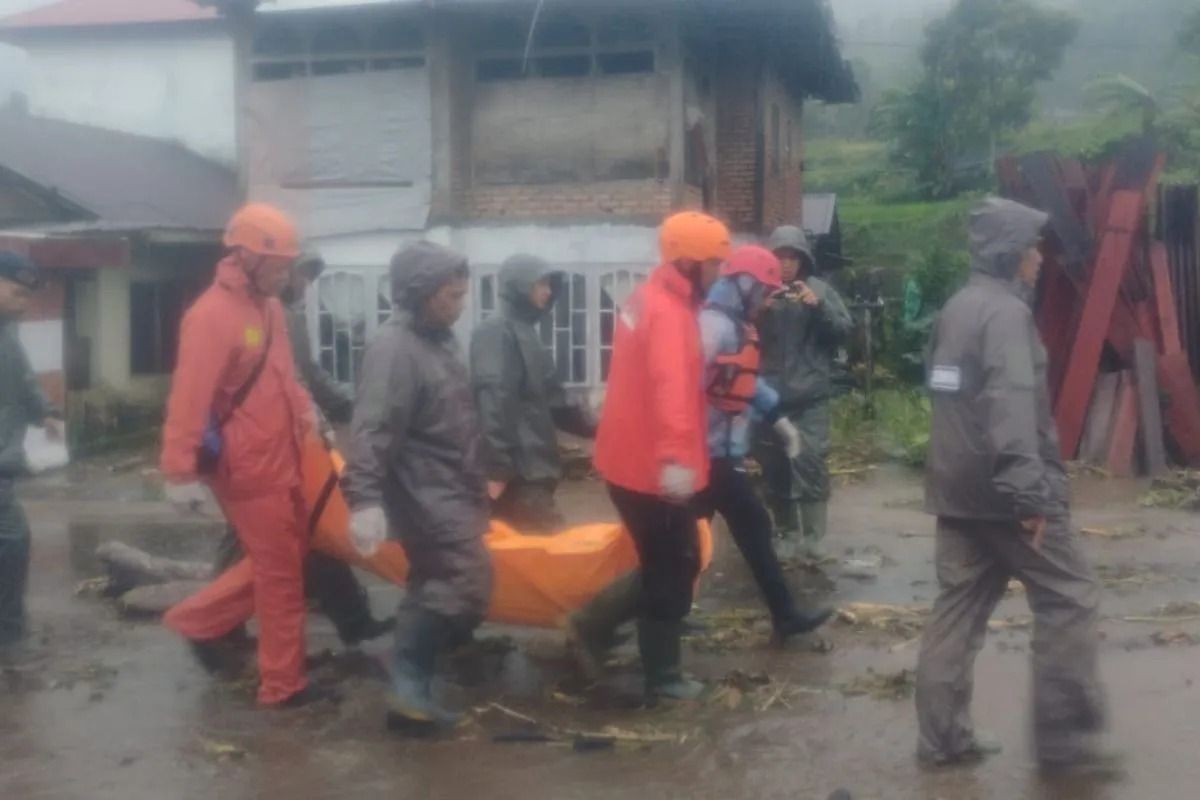 Tim gabungan sedang evakuasi korban yang terseret banjir bandang di Malalak Timur, Kecamatan Malalak, Kabupaten Agam. ANTARA/HO-Basarnas Padang. <b>(Antara)</b>