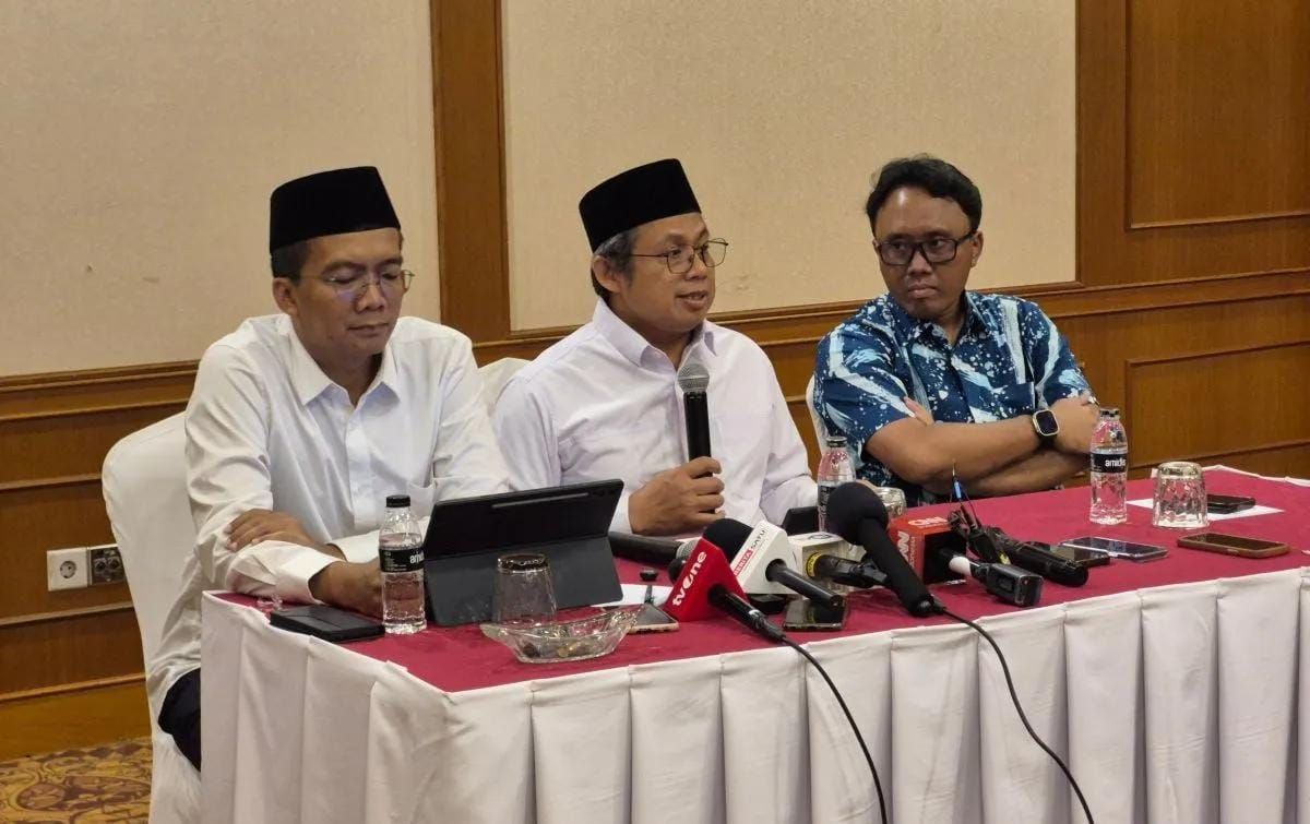 Katib Syuriyah Pengurus Besar Nahdlatul Ulama (PBNU) KH Sarmidi Husna (tengah) dan Wakil Sekretaris Jenderal (Wasekjen) PBNU Nur Hidayat (kiri) dalam konferensi pers di Jakarta, Kamis 27 November 2025. ANTARA/Sean Filo Muhamad. <b>(Antara)</b>