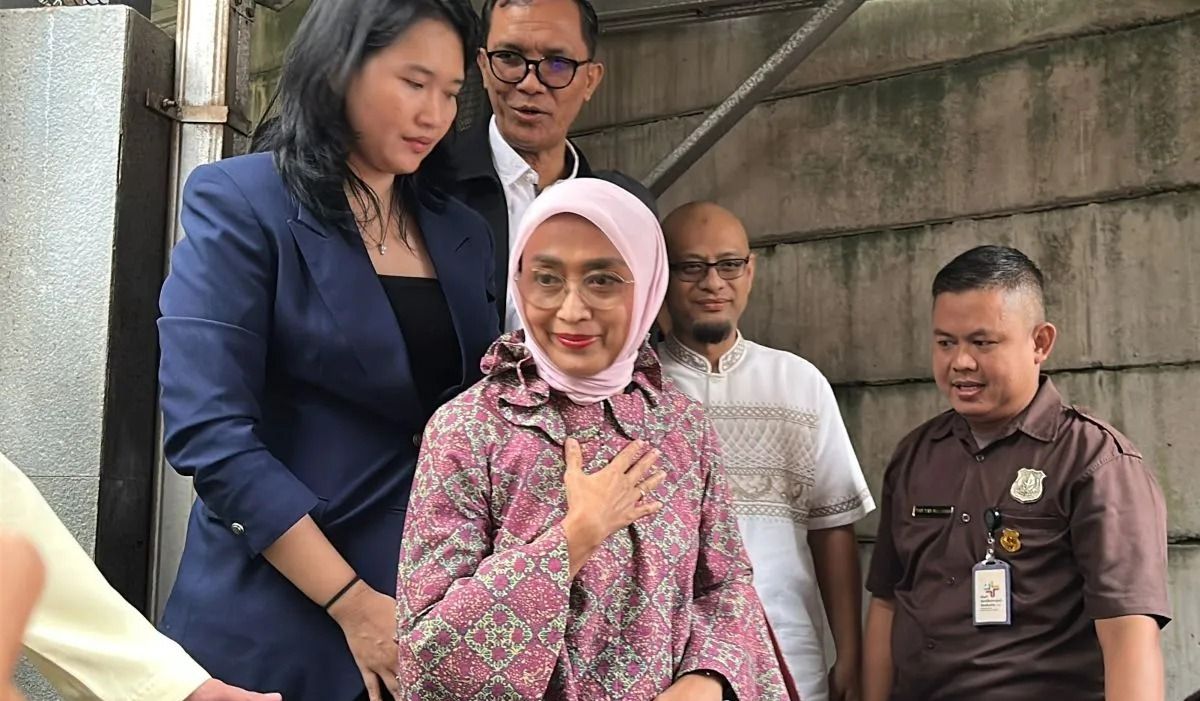 Direktur Utama PT ASDP Indonesia Ferry (Persero) periode 2017&ndash;2024 Ira Puspadewi (depan) bersama Direktur Komersial dan Pelayanan PT ASDP periode 2019&ndash;2024 Muhammad Yusuf Hadi (kedua kiri), serta Direktur Perencanaan dan Pengembangan PT ASDP periode  <b>(Antara)</b>