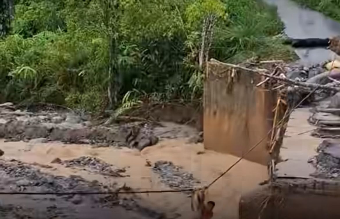 Akses utama yang menghubungkan Kabupaten Tapanuli Tengah (Tapteng) dengan Tapanuli Selatan (Tapsel) lumpuh total setelah jembatan di Desa Anggoli <b>(Istimewa)</b>
