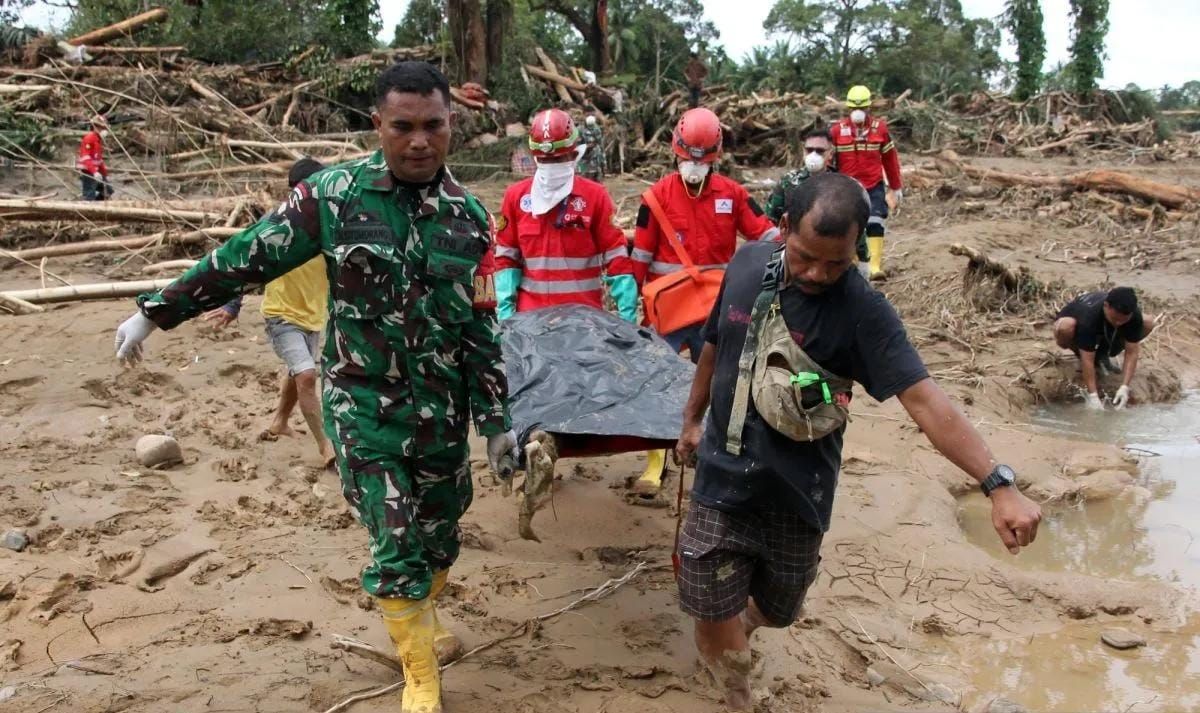Tim SAR gabungan mengevakuasi korban banjir bandang di Desa Aek Garoga, Kecamatan Batang Toru, Kabupaten Tapanuli Selatan, Sumatera Utara, Jumat (28/11/2025). BPBD Tapanuli Selatan mencatat hingga Jumat 28 November sebanyak 32 orang meninggal dunia a <b>(Antara)</b>