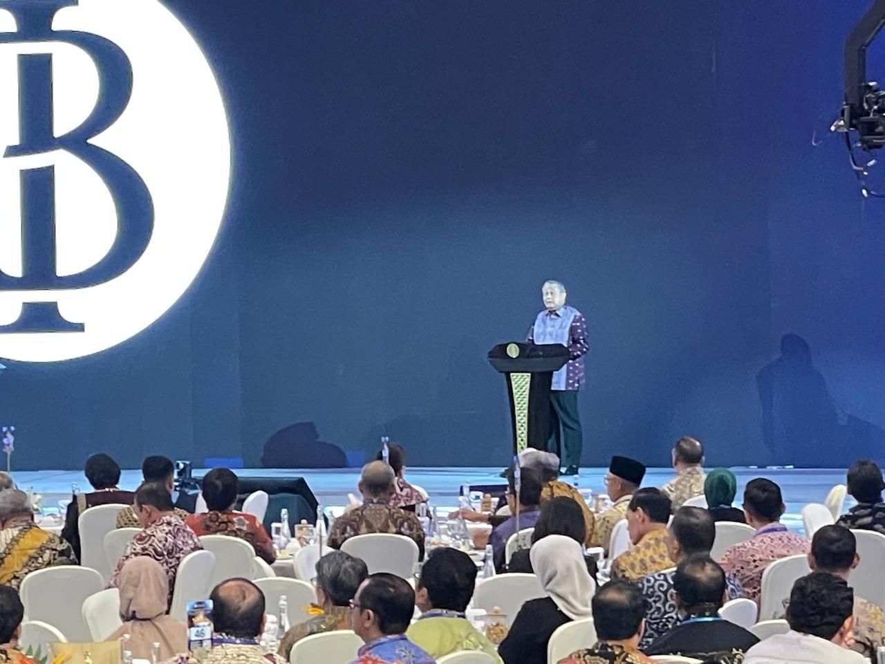 Gubernur Bank Indonesia (BI) Perry Warjiyo menyampaikan bahwa perekonomian Indonesia tetap kuat, stabil, dan tumbuh relatif tinggi meski menghadapi tekanan global.   <b>(Ntvnews.id-Muslimin Trisyuliono)</b>