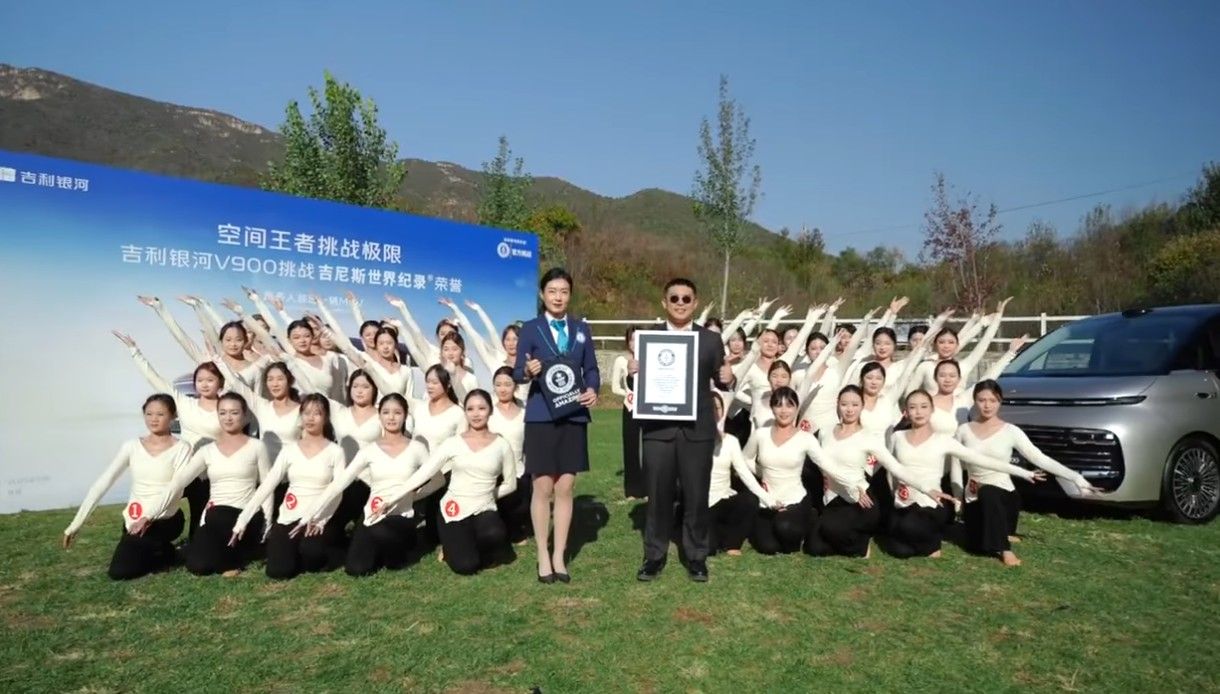 Minivan Geely Galaxy V900 memecahkan Rekor Dunia Guinness. (Foto: Tangkapan layar YouTube CarNewsChina)