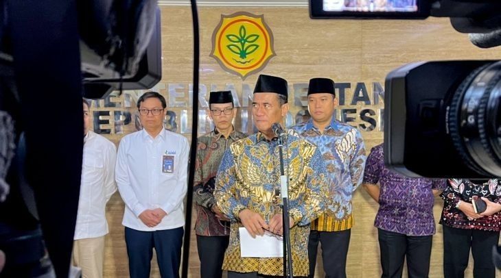 Menteri Pertanian Andi Amran Sulaiman (depan), Wakil Menteri Pertanian Sudaryono (ketiga kanan), dan jajaran Kementerian Pertanian dalam jumpa pers di Jakarta, Jumat, 28 November 2025. ANTARA/Harianto <b>(Antara)</b>