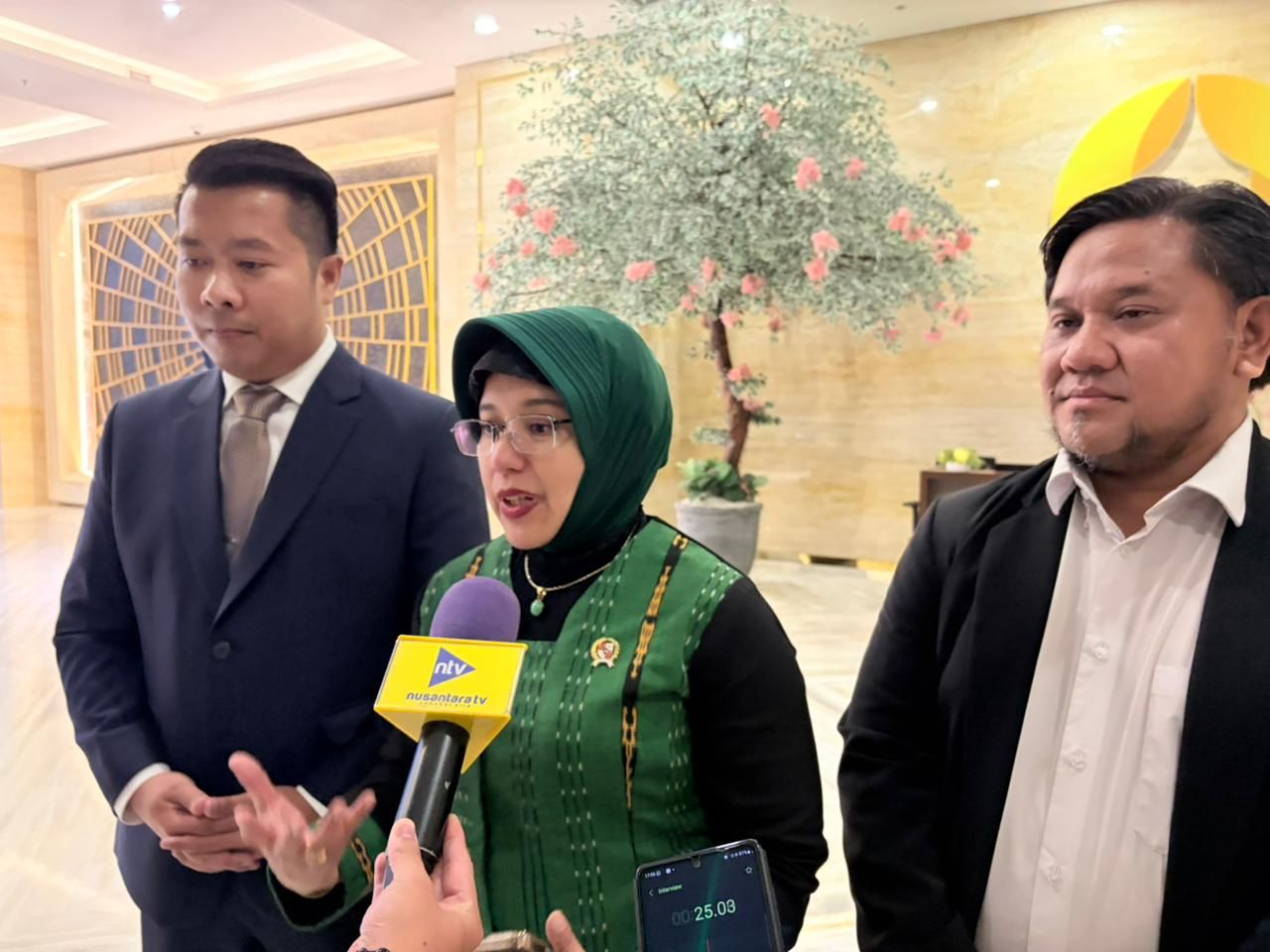 Direktur Nusantara TV Randy Tampubolon (Kiri), Kepala Badan Pusat Statistik Amalia Adininggar Widyasanti (Tengah) dan Pimpinan Redaksi NTV News Ismoko Widjaya (Kiri) <b>(NTV News)</b>