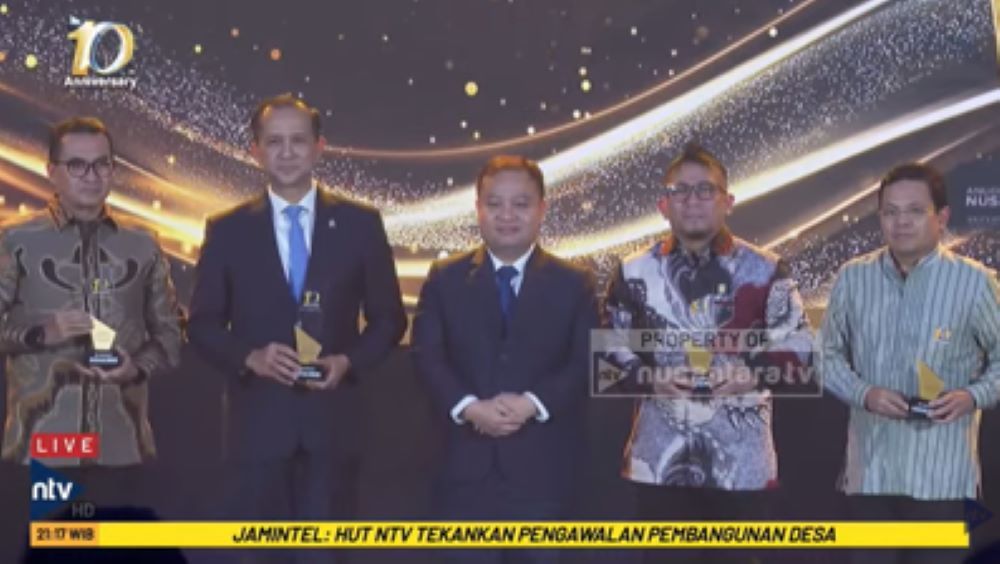 Direktur Nusantara TV Dimpos Tampubolon bersama para penerima penghargaan Anugerah Bakti Nusantara 2025