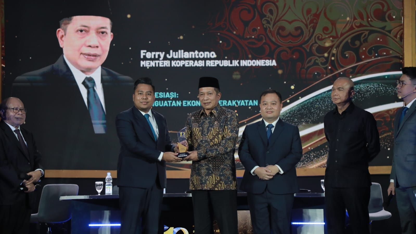 Menteri Koperasi (Menkop) Ferry Juliantono berhasil meraih Anugerah Bakti Nusantara 2025 <b>(Tasya/NTVNews.id)</b>