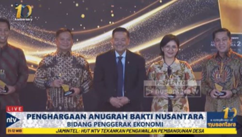 Wakil Menteri Koordinator (Wamenko) Bidang Hukum, HAM, Imigrasi, dan Pemasyarakatan Otto Hasibuan bersama para penerima penghargaan Anugerah Bakti Nusantara 2025 Bidang Penggerak Ekonomi