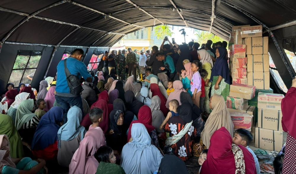 Warga Aceh terdampak banjir berada di tenda pengungsian. (Foto: Puspen TNI) 