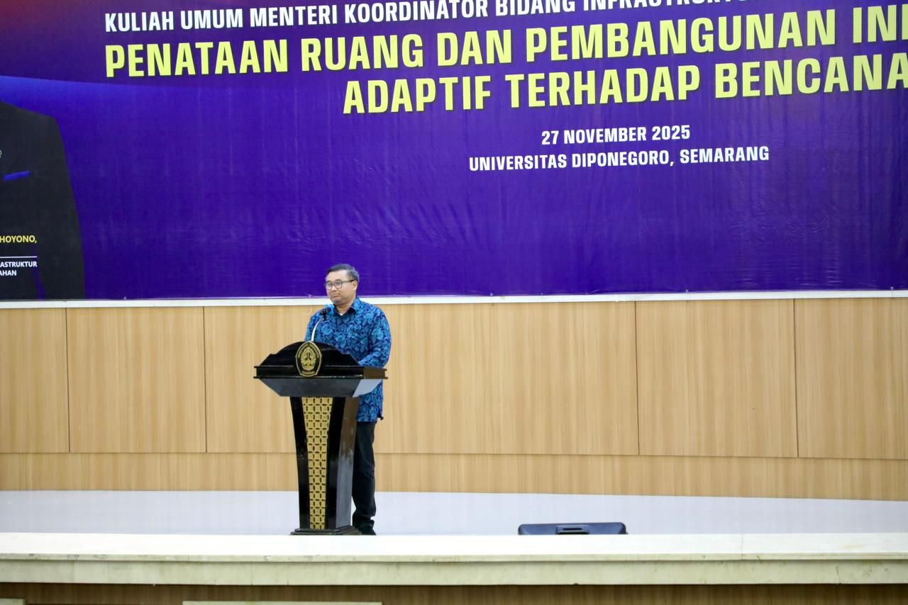 Dalam pembukaan kuliah umum di Universitas Diponegoro (Undip), Menteri Koordinator Bidang Infrastruktur dan Pembangunan Kewilayahan, Agus Harimurti Yudhoyono, menyampaikan pentingnya memperkuat koordinasi dalam kebijakan penataan ruang nasional. Ia menjelaskan bahwa saat ini penataan ruang dihadapkan pada berbagai tantangan, seperti perubahan iklim, pertumbuhan wilayah yang cepat, serta meningkatnya kebutuhan infrastruktur. Kondisi tersebut membuat pemerintah dan pemangku kepentingan perlu bekerja lebih terarah, menggunakan data yang kuat, dan saling bersinergi agar kebijakan yang dihasilkan lebih tepat sasaran. <b>(dok)</b>