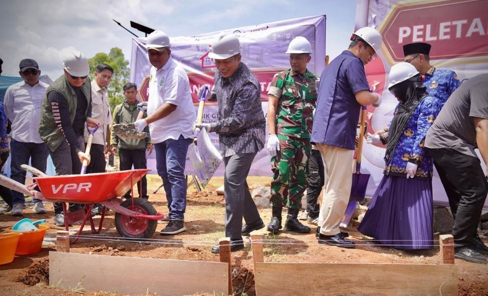 Menteri Koperasi (Menkop) Ferry Juliantono melakukan peletakan batu pertama pembangunan Koperasi Kelurahan Merah Putih di komplek Stadion Pakansari, Cibinong, Bogor, Jawa Barat, Sabtu (29/11/2025). (Foto: Istimewa)