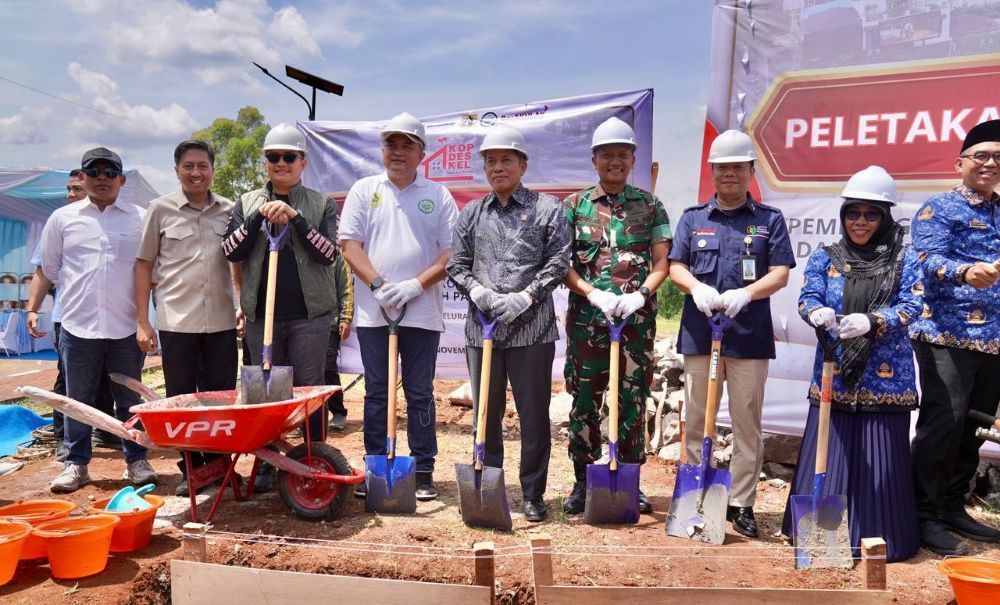 Menteri Koperasi (Menkop) Ferry Juliantono melakukan peletakan batu pertama pembangunan Koperasi Kelurahan Merah Putih di komplek Stadion Pakansari, Cibinong, Bogor, Jawa Barat, Sabtu (29/11/2025). (Foto: Istimewa)
