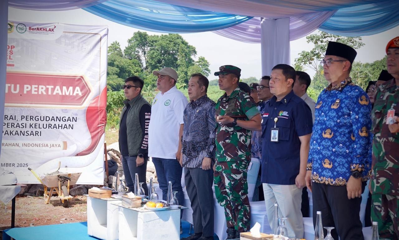 Menteri Koperasi (Menkop) Ferry Juliantono melakukan peletakan batu pertama pembangunan Koperasi Kelurahan Merah Putih di komplek Stadion Pakansari, Cibinong, Bogor, Jawa Barat, Sabtu (29/11/2025). (Foto: Istimewa)