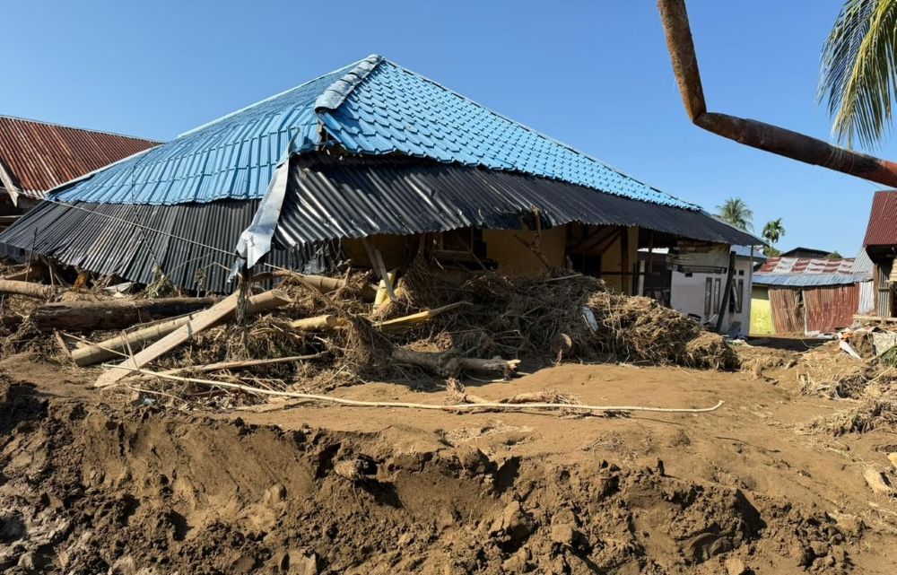 Bencana banjir merobohkan rumah warga di Aceh. (Foto: Puspen TNI) 