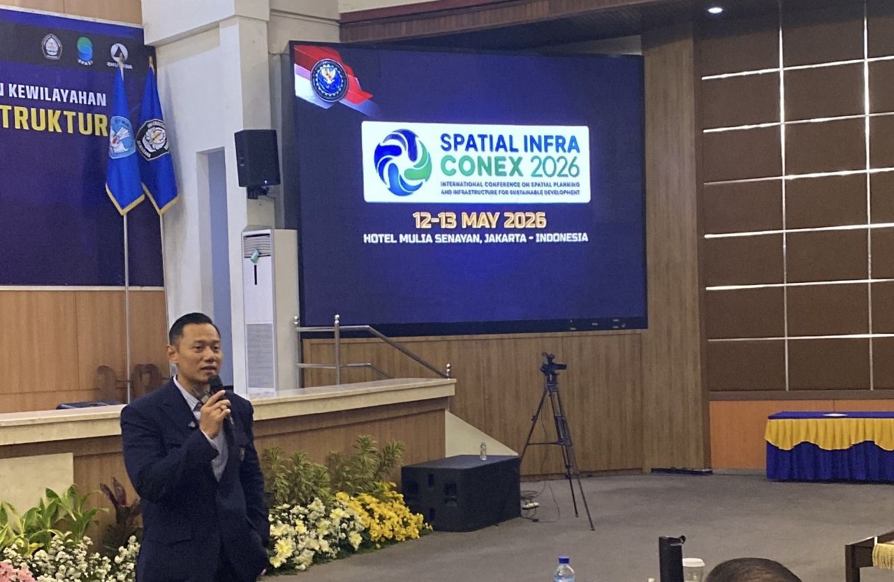 Dalam pembukaan kuliah umum di Universitas Diponegoro (Undip), Menteri Koordinator Bidang Infrastruktur dan Pembangunan Kewilayahan, Agus Harimurti Yudhoyono, menyampaikan pentingnya memperkuat koordinasi dalam kebijakan penataan ruang nasional. Ia menjelaskan bahwa saat ini penataan ruang dihadapkan pada berbagai tantangan, seperti perubahan iklim, pertumbuhan wilayah yang cepat, serta meningkatnya kebutuhan infrastruktur. Kondisi tersebut membuat pemerintah dan pemangku kepentingan perlu bekerja lebih terarah, menggunakan data yang kuat, dan saling bersinergi agar kebijakan yang dihasilkan lebih tepat sasaran. <b>(dok)</b>
