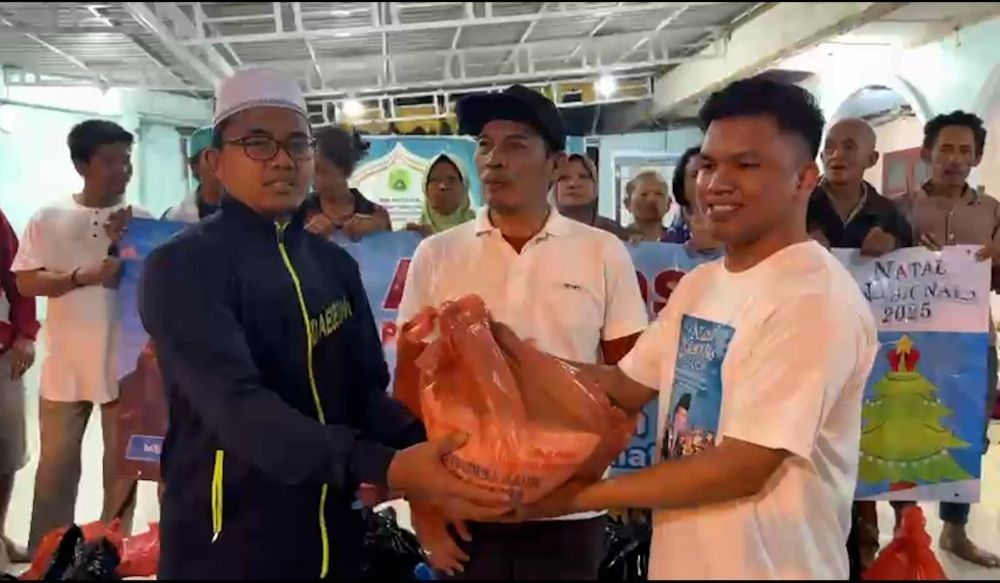 Tim Natal Nasional pada Jumat (28/11/2025) membagikan bantuan berupa sembako ke beberapa titik pengungsian, salah satunya Pos Pengungsian Masjid Mustaqim. (Foto: Istimewa)