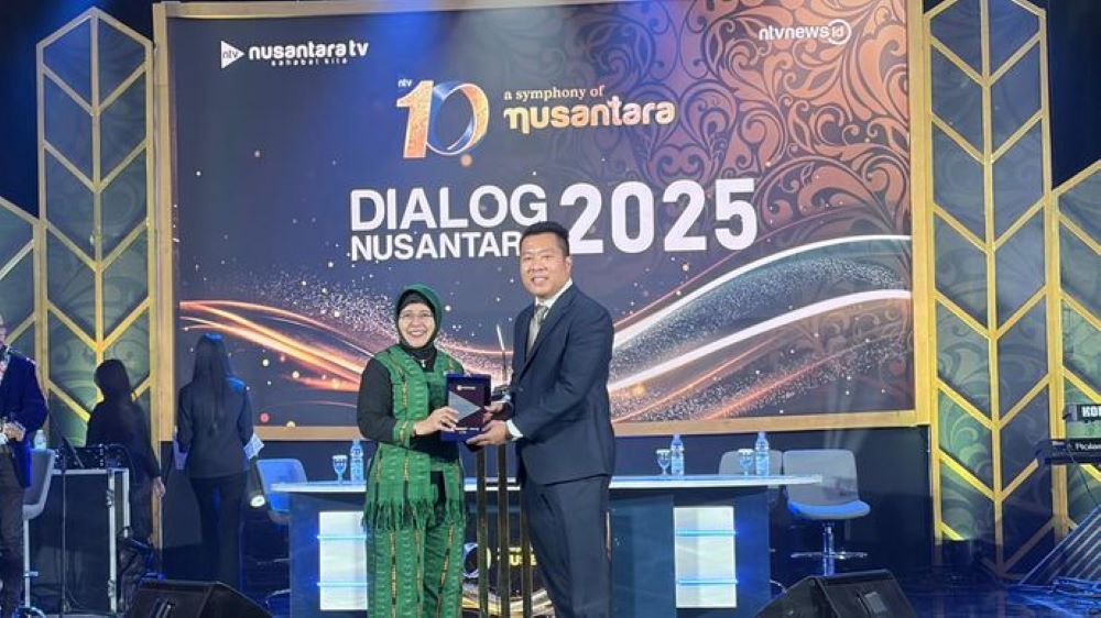 Kepala Badan Pusat Statistik (BPS) adalah Amalia Adininggar Widyasanti menerima Anugerah Bakti Nusantara 2025 yang diserahkan oleh Direktur Nusantara Randy Monthonaro Tampubolon 