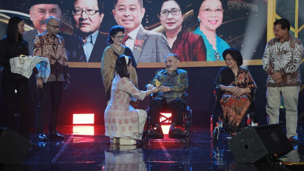 Wakil Menteri Kependudukan dan Pembangunan Keluarga Ratu Ayu Isyana Bagoes Oka menyerahkan penghargaan Anugerah Bakti Nusantara 2025 kategori Lifetime Achievement/Public Health Champion Pengabdian Utama/Pahlawan Kesehatan Publik kepada Prof. Dr. Haryono Suyono Kepala BKKBN 1983-1997,  Inisiator program Keluarga Berencana, Menko Kesra, 1998-1999